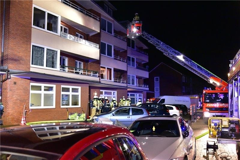 Mit einer Drehleiter kontrollieren die Feuerwehrleute die oberen Etagen des Wohn- und Geschäftshauses in Hahle. Foto: Beneke