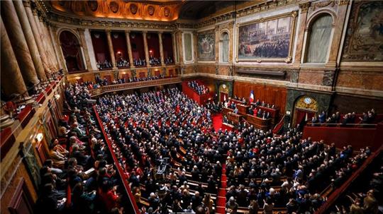 Mit einer Drei-Fünftel-Mehrheit wurde in Versailles das Recht auf Abtreibung in der französischen Verfassung verankert.