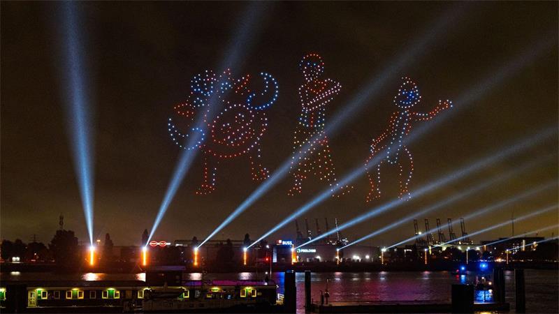 Mit einer Drohenshow wurde der Hafen illuminiert.