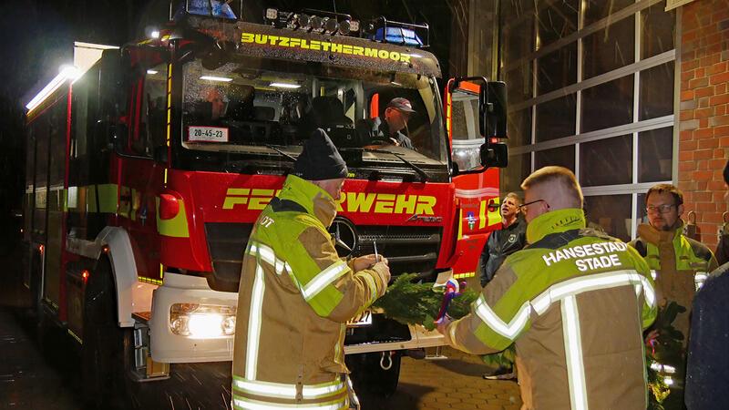 Schwerer Unfall: Feuerwehrfeier in Stade endet abrupt Mit einer Girlande wurde das moderne Löschgruppengefährt feierlich in Empfang genommen.