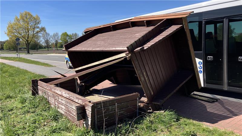 Mit einer Kettensäge wurde das Holzhaus durchgesägt.