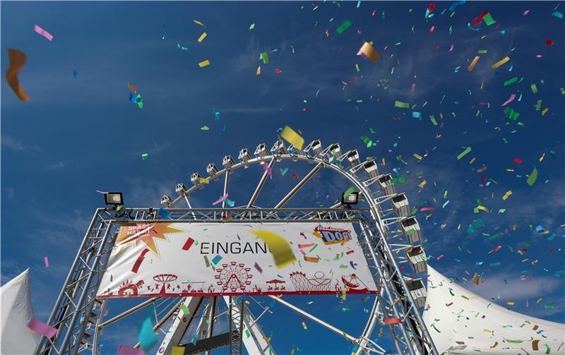 Mit einer Konfettikanone wurde am Freitag der Hamburger Sommerdom eröffnet. Fotos: Ulrich Perrey/dpa