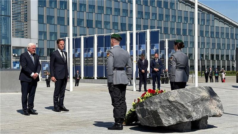Steinmeier: Stärkere Bundeswehr wichtigste Regierungsaufgabe Mit einer Kranzniederlegung vor dem Nato-Hauptquartier begann der Festakt zum Beitritt Deutschlands zum Verteidigungsbündnis vor 70 Jahren.