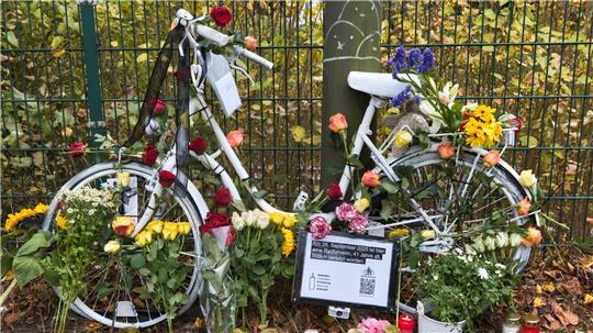 Mit einer Mahnwache haben Menschen in Hamburg an eine tödlich verletzte Radfahrerin erinnert.