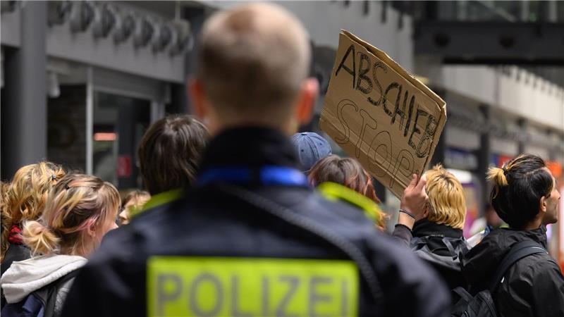 Mit einer Mahnwache protestierten Menschen am Flughafen Leipzig/Halle gegen den Abschiebeflug.