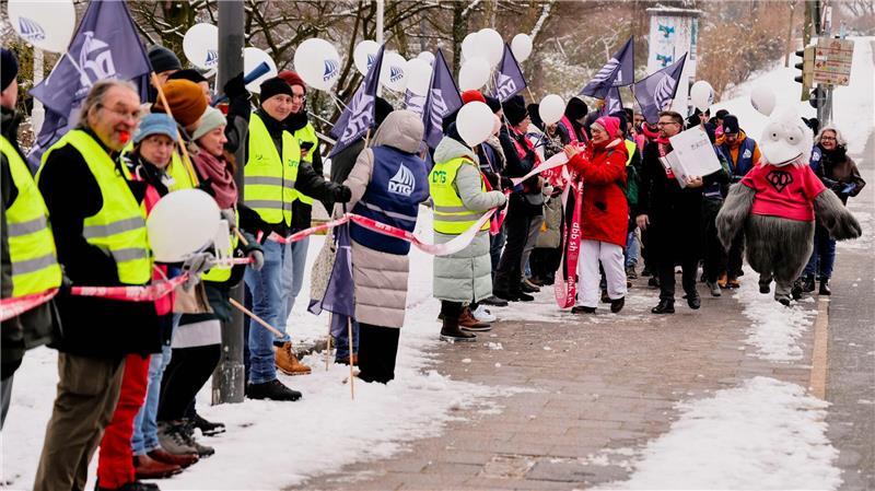 Mit einer Menschenschlange wird an der Kieler Förde demonstriert.