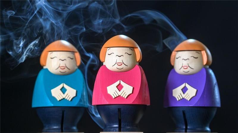 Weihnachtsgeschäft: Honecker und Kohl als Räuchermännchen Mit einer Räucherfigur von Ex-Bundeskanzlerin Angela Merkel hatte die Seiffener Volkskunst schon einen vollen Erfolg. (Archivbild)