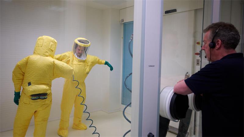 Wie Ebola-Patienten auf Isolierstationen behandelt werden Mit einer Säure duschen sich die Fachkräfte nach dem Besuch eines Patientenzimmers ab. (Archivbild)