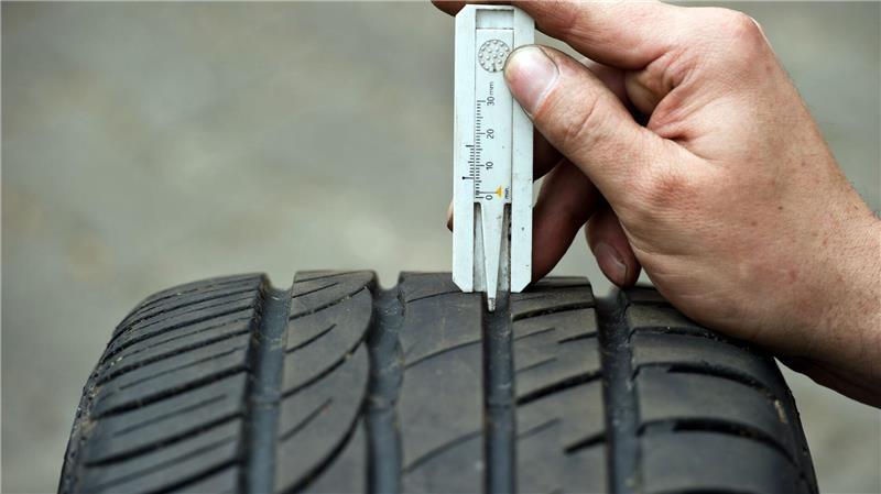 Mit einer Schiebelehre lässt sich die Profiltiefe an einem Sommerreifen gut testen.