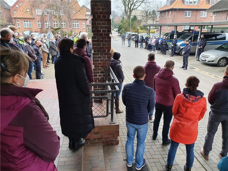 Mit einer Schweigeminute gedachten deutschlandweit und auch in Stade Polizisten und Bürger der beiden in Rheinland-Pfalz getöteten Polizisten. Foto: Bohmbach
