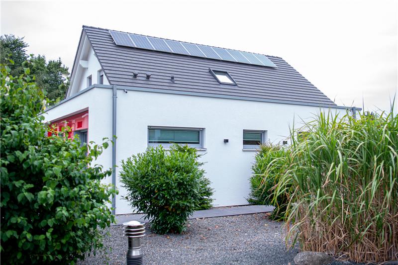 Mit einer Solaranlage auf dem Dach ist ein Haus unabhängiger vom Energiemarkt - und von seinen schwankenden Kosten. Foto: Laura Ludwig/dpa-tmn