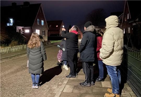Mit einer Wärmebildkamera erkundeten Energieberater und interessierte Hausbesitzer das Quartier Horneburg-West.