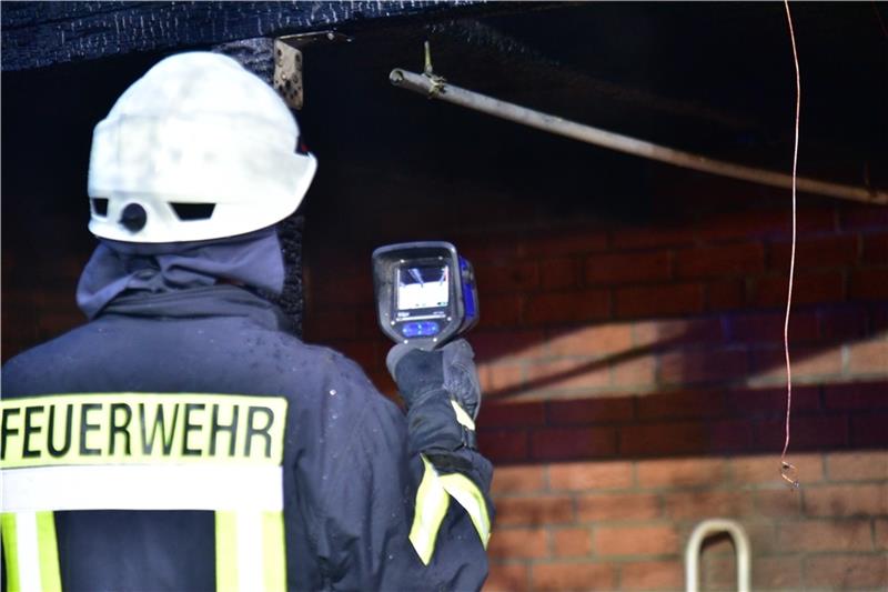 Feuerwehr Apensen mit neuer Wärmebildkamera Mit einer Wärmebildkamera werden versteckte Glutnester gesucht. Foto: Beneke