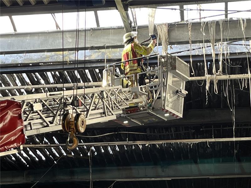 500.000 Euro Schaden nach Brand einer Photovoltaikanlage in Stade-Ottenbeck Mit einer Wärmebildkamera wurde nach möglichen Brandnestern gesucht. Foto: Vasel