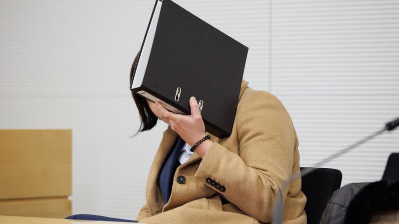 „Schummel-Ärztin“ belastet plötzlich Ex-Freund – Täuscht sie das Gericht? Mit einer gefälschten Approbationsurkunde hat eine junge Frau kurze Zeit als Assistenzärztin gearbeitet - nun muss sich die 23-Jährige unter anderem wegen Betrugs verantworten.