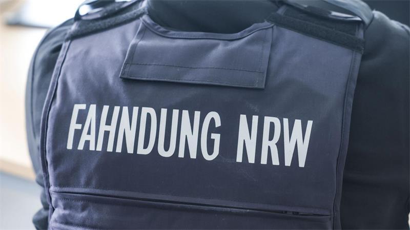 Mit einer großangelegten Razzia gehen Behörden gegen ein System von Scheinfirmen vor. (Archivbild)