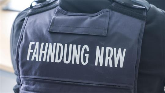 Mit einer großangelegten Razzia gehen Behörden gegen ein System von Scheinfirmen vor. (Archivbild)