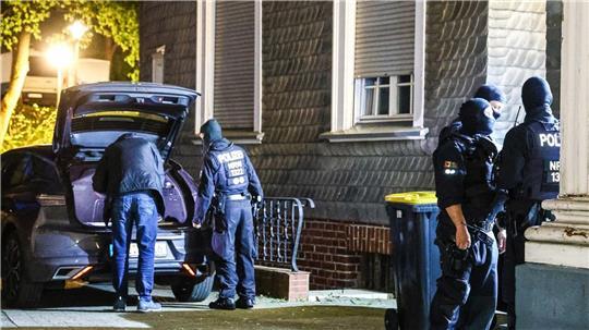 Mit einer großangelegten Razzia geht die Polizei in Nordrhein-Westfalen gegen die Rockergruppe „Hells Angels“ vor. 