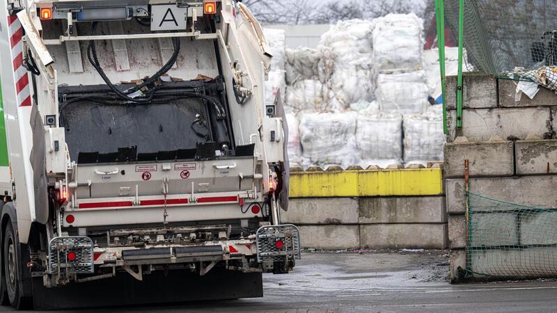 Mit einer großen Kampagne suchen Polizei und Staatsanwaltschaft nach der Mutter des toten Babys, das auf einem Bremer Recyclinghof gefunden wurde. (Archivbild)