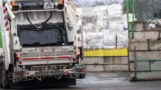 Mit einer großen Kampagne suchen Polizei und Staatsanwaltschaft nach der Mutter des toten Babys, das auf einem Bremer Recyclinghof gefunden wurde. (Archivbild)
