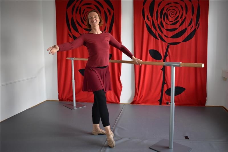 Mit einer reinen Gruppe für ältere Erwachsene will Susanne Rieck jetzt den Frauen im Alten Land den Traum vom Ballett erfüllen. Foto: Weselmann