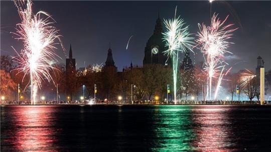 Mit einer so klaren Sicht auf das Feuerwerk wie hier in Hannover ist dieses Jahr leider nicht zu rechnen (Archivbild).