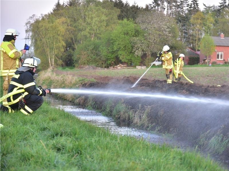 Mit etlichen Tausend Litern Wasser löschen die Feuerwehrleute aus Stade den Torfbrand beim Hof Bockhorst in Stade. Foto Beneke