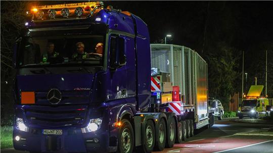 Mit etwa 100 Fahrzeugen hat sich der Konvoi in Bewegung gesetzt.