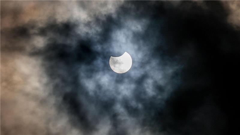 Wann und wo die partielle Sonnenfinsternis zu sehen ist Mit etwas Glück ist die Sonne am Samstag wie ein angebissener Keks über Deutschland zu sehen. (Archivbild)