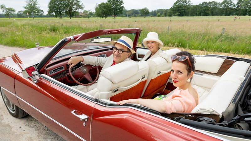 Jean-Claude Séréfian auf Landpartie mit Christiane und Marie Séréfian in einem roten historischen Cabrio 