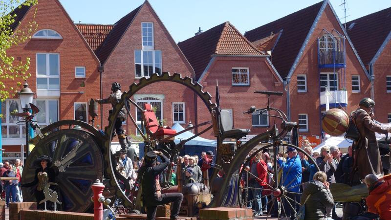 Zuschuss für Steampunk-Festival: Das sagt die Buxtehuder Politik Mit fantasievollen Erfindungen inzenieren sich die Steampunks. Das Bild entstand 2023 in Buxtehude.