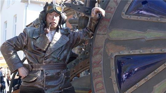 Mit fantasievollen Kostümen und Erfindungen inszenieren sich die Steampunks.