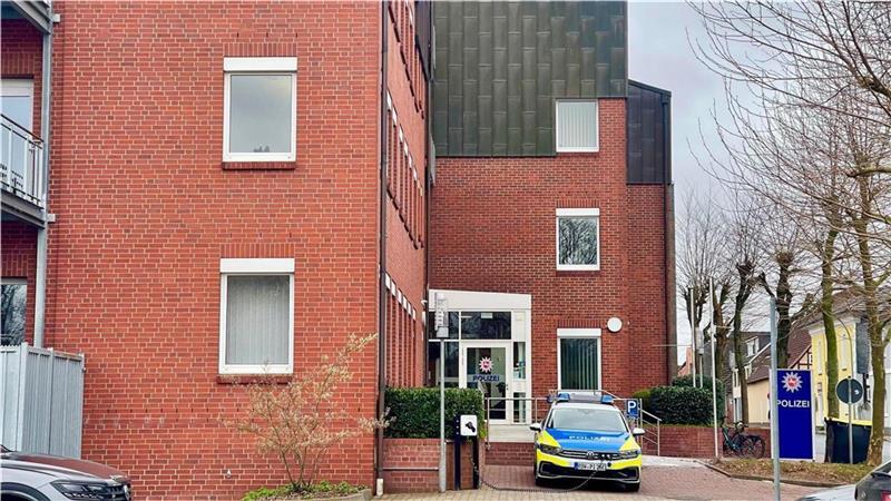 Mit flüssigem Grillanzünder sowie Stoff- und Papiertüchern versuchte er, die Bremervörder Polizeidienststelle am Huddelberg in Brand zu setzen. 