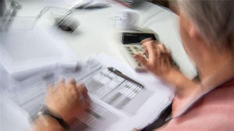 Mit gefälschten Steuerbescheiden wollen die Betrüger in verschiedenen Bundesländern an Geld kommen. (Symbolbild)