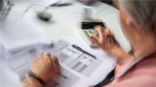 Mit gefälschten Steuerbescheiden wollen die Betrüger in verschiedenen Bundesländern an Geld kommen. (Symbolbild)