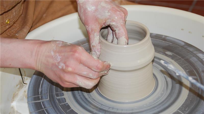 Mit gefühlvoller Kraft entsteht auf der Drehscheibe ein getöpferter Krug.