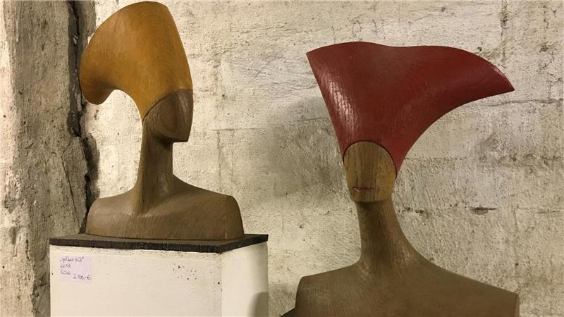 Bildhauerin Barbara Uebel eröffnet ihren neuen Ausstellungsraum Mit gelbem Hut und mit rotem Hut.