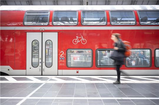 Mit gemeinsamen Vorschlägen zur Verbesserung der Sicherheit in Zügen und auf Bahnhöfen sowie zum Umgang mit ausländischen Intensivtätern gehen Hamburg und Schleswig-Holstein in die Innenministerkonferenz, die am Donnerstag in Berlin beginnt. Die Maßnahmen sind eine Konsequenz aus der tödlichen Messerattacke in einer Regionalbahn von Kiel nach Hamburg Anfang des Jahres. Foto: Sebastian Gollnow/dpa
