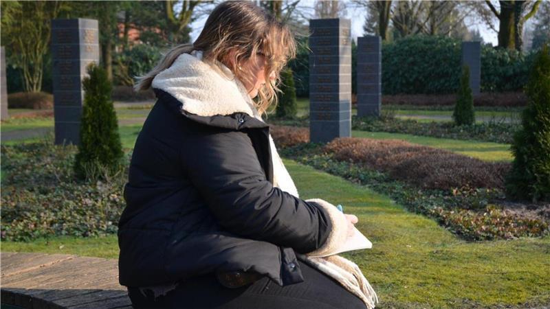 Die Trauernde Josie aus Zeven auf dem Friedhof. 