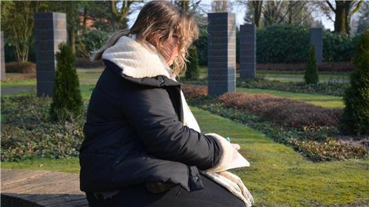 Die Trauernde Josie aus Zeven auf dem Friedhof. 