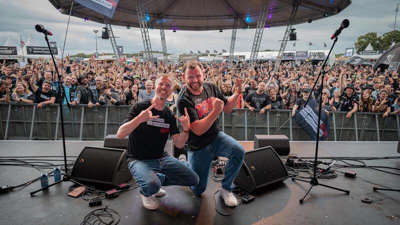 Mit gezückten Pommesgabeln feiert Wacken das Buxtehuder Duo.
