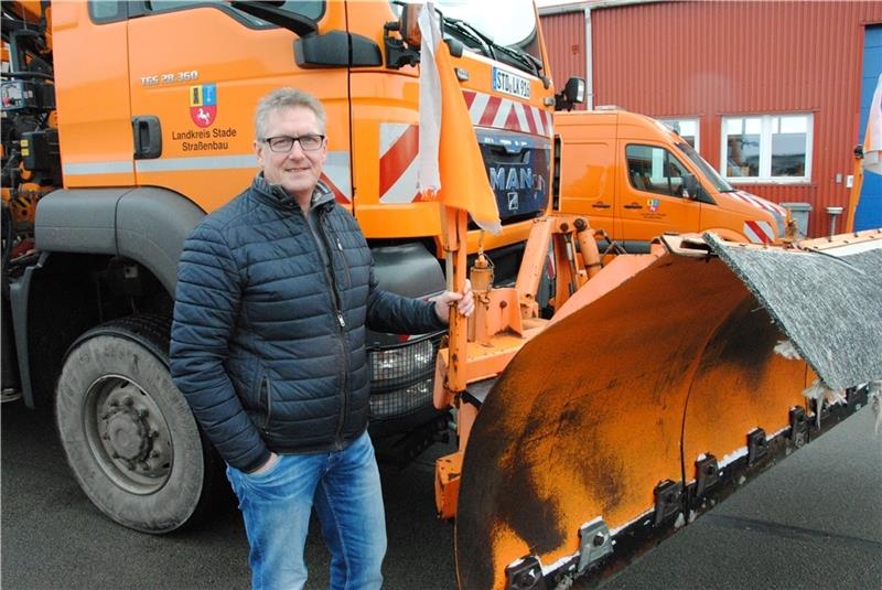 Mit großem Gerät gegen Schnee und Eis: Uwe Pahl, Leiter der Straßenmeisterei des Landkreises, am Einsatzfahrzeug. Fotos: Stief