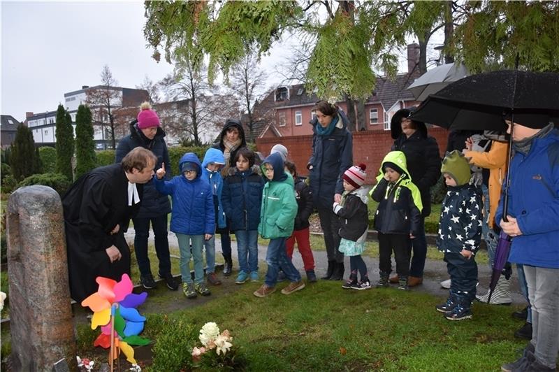 Mit großem Interesse erkunden die Kinder den Friedhof in der Ferdinandstraße. Foto: Felsch