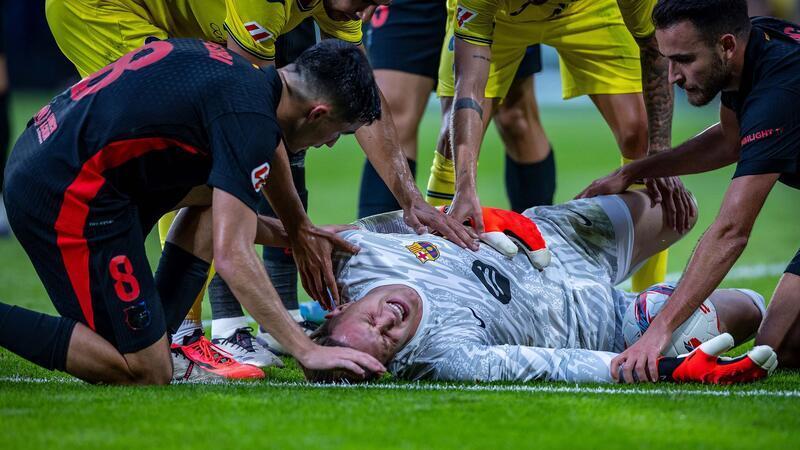 Mit großen Schmerzen blieb ter Stegen auf dem Rasen liegen.