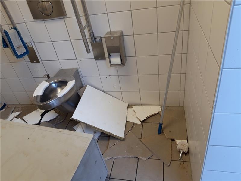 Mit großer Gewalt haben Vandalen alles kaputt geschlagen. Fotos: GNW