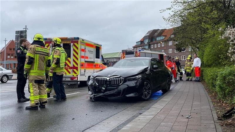 25-Jähriger kracht mit BMW gegen Straßenlaterne Mit großer Wucht krachte der BMW gegen eine Straßenlaterne und wurde von dort wieder zurück auf die Straße geschleudert.