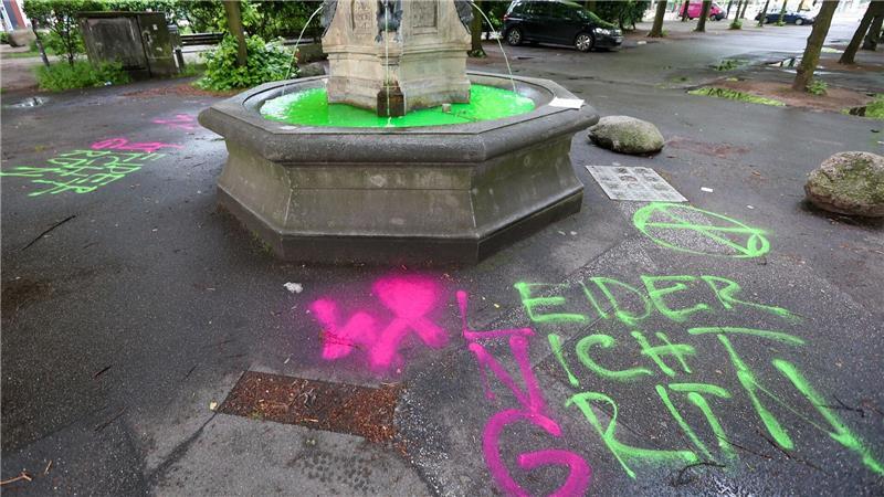 Mit grünem Wasser gegen die Gaspolitik der Regierung. 