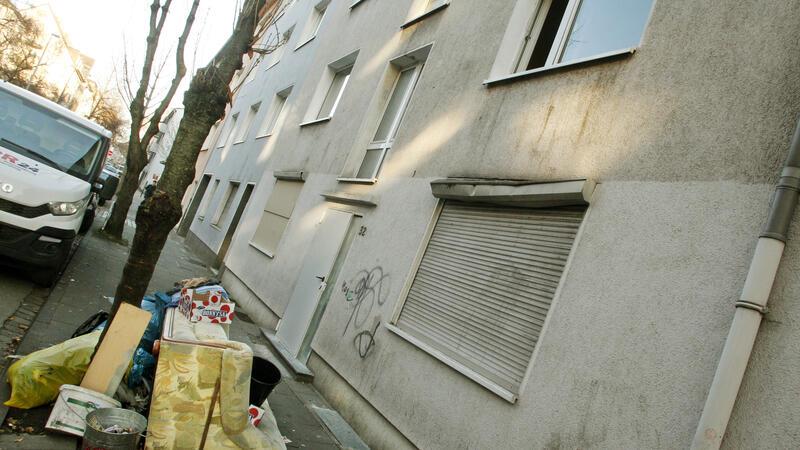 Mit heruntergekommenen Gebäuden machen zwielichtige Investoren zunehmend Profit.