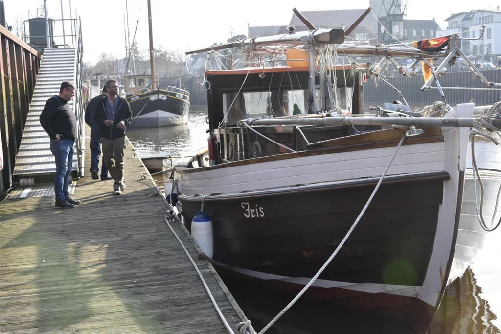 Mit heruntergklappten Segelmasten in Stade. 