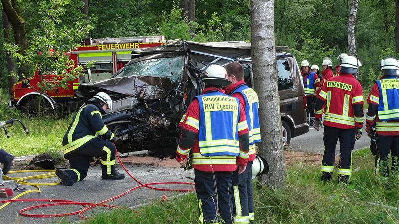 Mit hydraulischem Gerät musste der eingeklemmte Fahrer in Undeloh aus dem deformierten Fahrzeug befreit werden. 